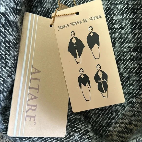 Altare Brand new poncho - Picture 2 of 3